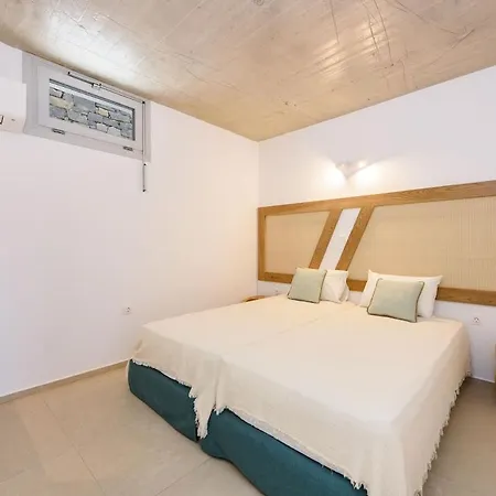 Black Pearl - Sea Front Villa