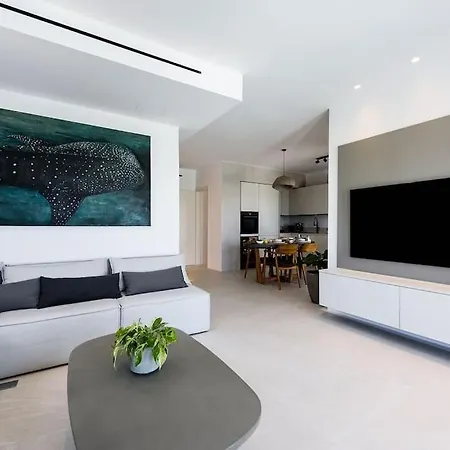 Black Pearl - Sea Front Villa *