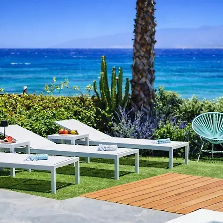 Black Pearl - Sea Front Villa *