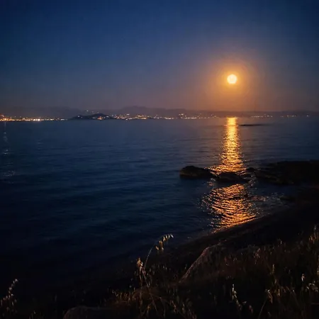 Black Pearl - Sea Front Villa Ambelas